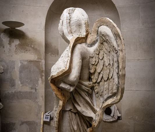 Moulage en cours sur un ange original.