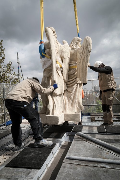 Les Génies sont posés sur les socles en pierre du dôme avec joint mortier, quant aux Anges ils sont posés sur la couverture en plomb avec interposition d'un matériau résilient de 20 mm d'épaisseur entre.