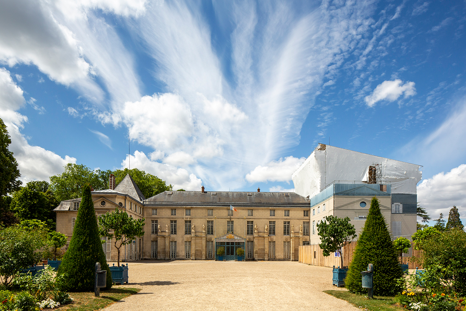 Chantier de restauration du clos et couvert du massif nord du Château de Malmaison.