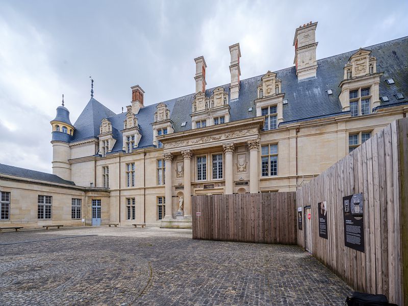 Château d'Ecouen deuxième phase du chantier (façade ouest). Zone de chantier de la façade ouest et vue sur façade sud restaurée