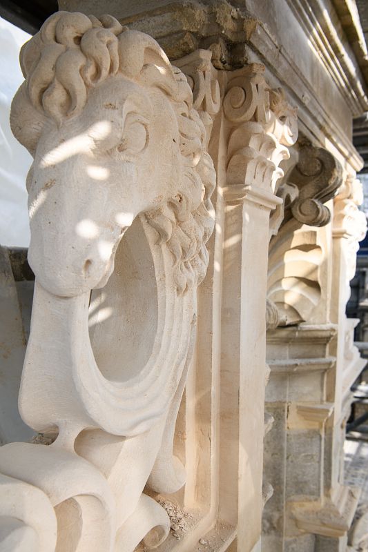 Château d'Ecouen deuxième phase (façade ouest) du chantier. Détail d'une sculpture restituée sur une lucarne restaurée.