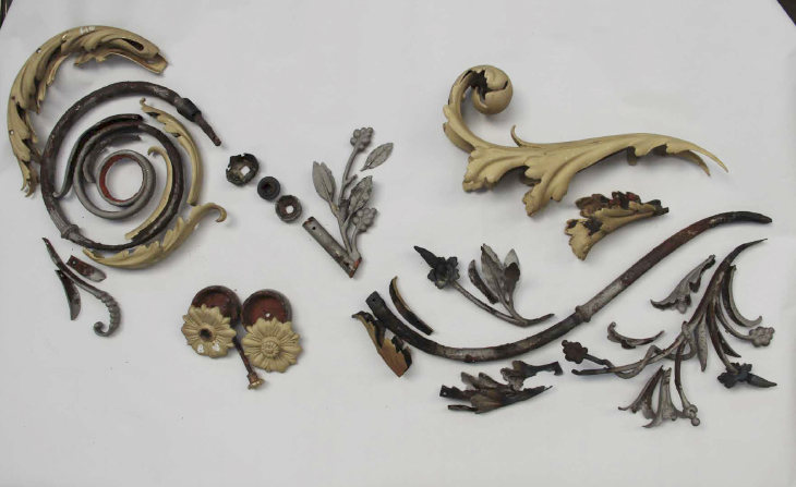 Désassemblage des 6450 pièces de décor : après un inventaire, une vérification exhaustive de l'état des pièces est effectuée et suivie d'un tri entre les pièces à restaurer et celles à refaire à neuf.