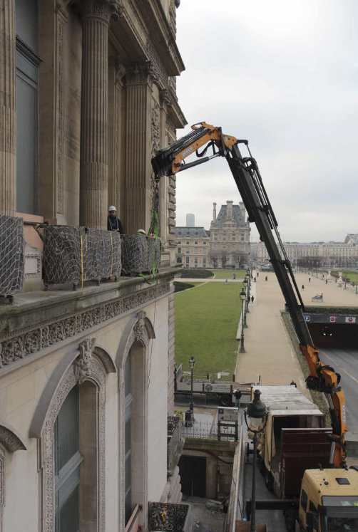 Dépose à la grue des gardes-corps. Purge en atelier des éléments risquant de se décrocher. Décapage de l'ensemble.