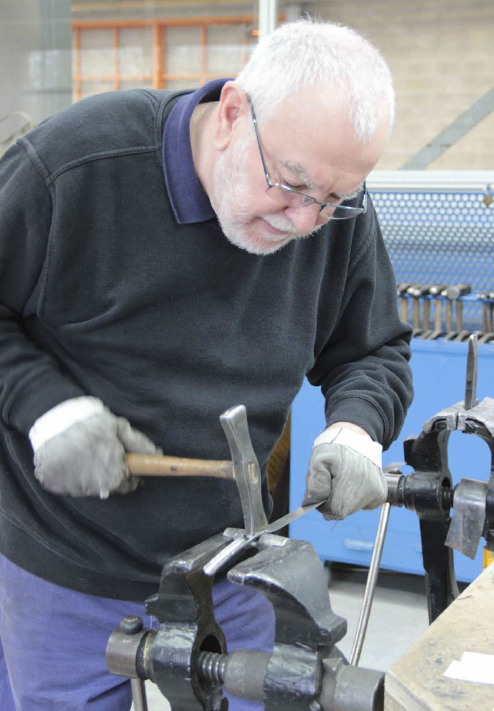 Technique du repoussage : création de patrons, ou développés, utilisés comme modèles de découpe de la tôle qui sera ensuite formée au marteau.