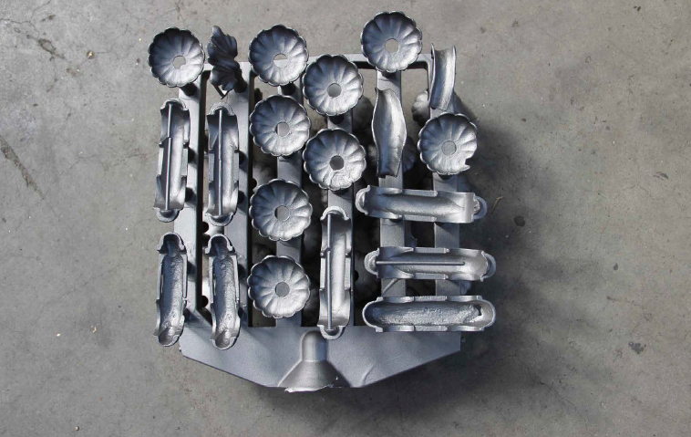 Technique de fonderie : recréation des modèles et moules pour couler les pièces et les ciseler.