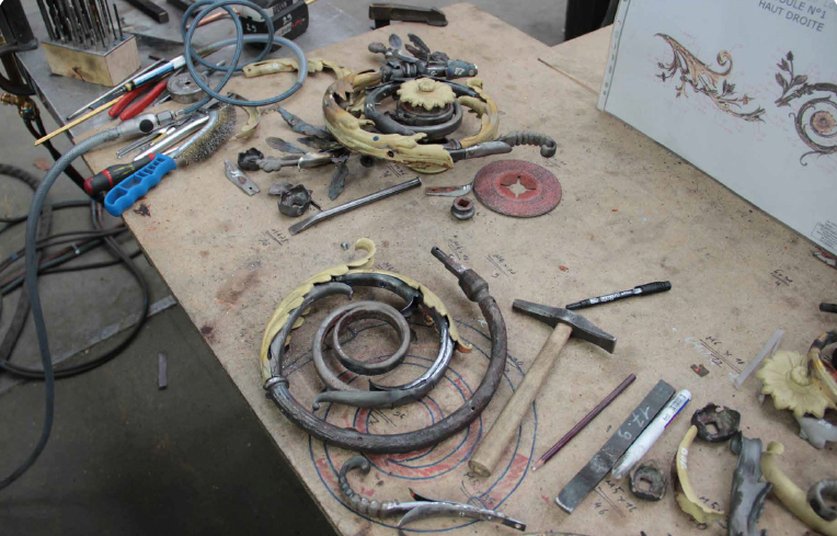 Vérifications, restauration et ajustages des pièces, y compris les pièces neuves. Recréation de l'ensemble des fixations.