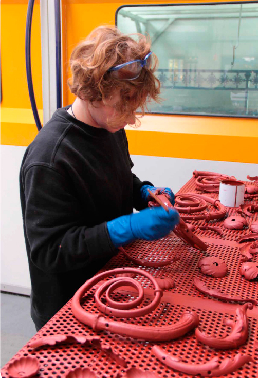 Au-delà de la peinture à la feuille d'or de certains éléments, chaque pièce est peinte au pistolet puis les reprises sont effectuées à la main.