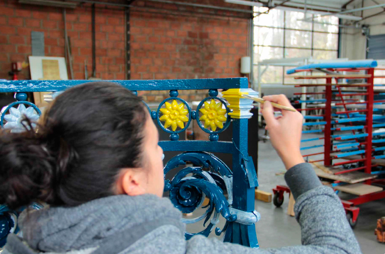Pour procéder au remontage des balcons se déroule la phase de la dorure à la feuille d'or.