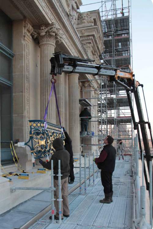 Repose à la grue. Les scellements sont coulés au plomb et matés, traités pour obtenir un rendu mat.
