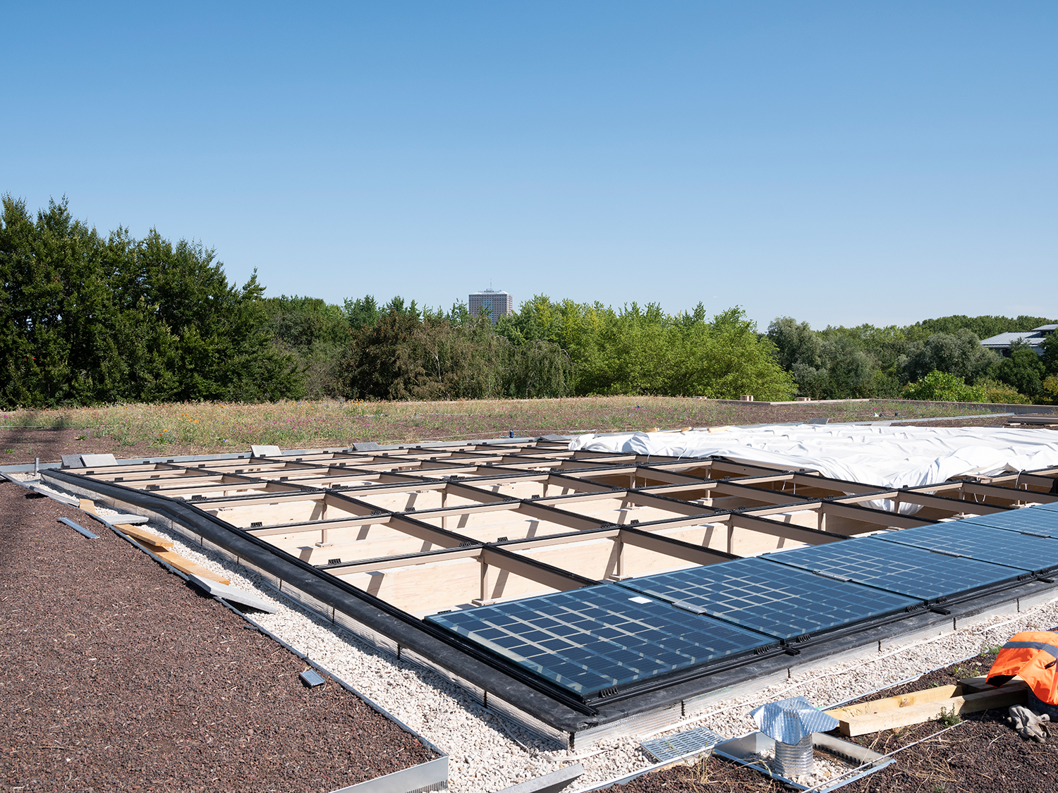 Chantier de construction du bâtiment d'exploitation de l'EPPGHV, dans le parc de la Villette. Mise en place de la verrière photovoltaïque.