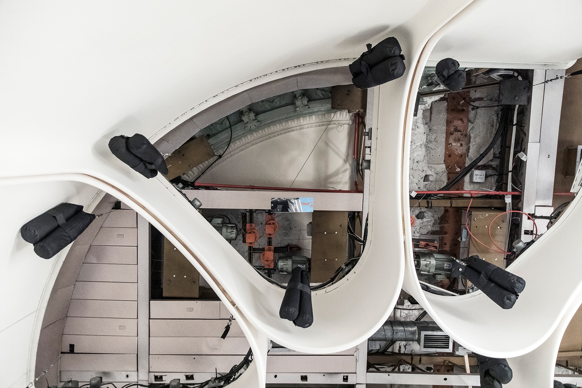 La lumière est réfléchie par des cassettes en aluminium fixées au plafond.