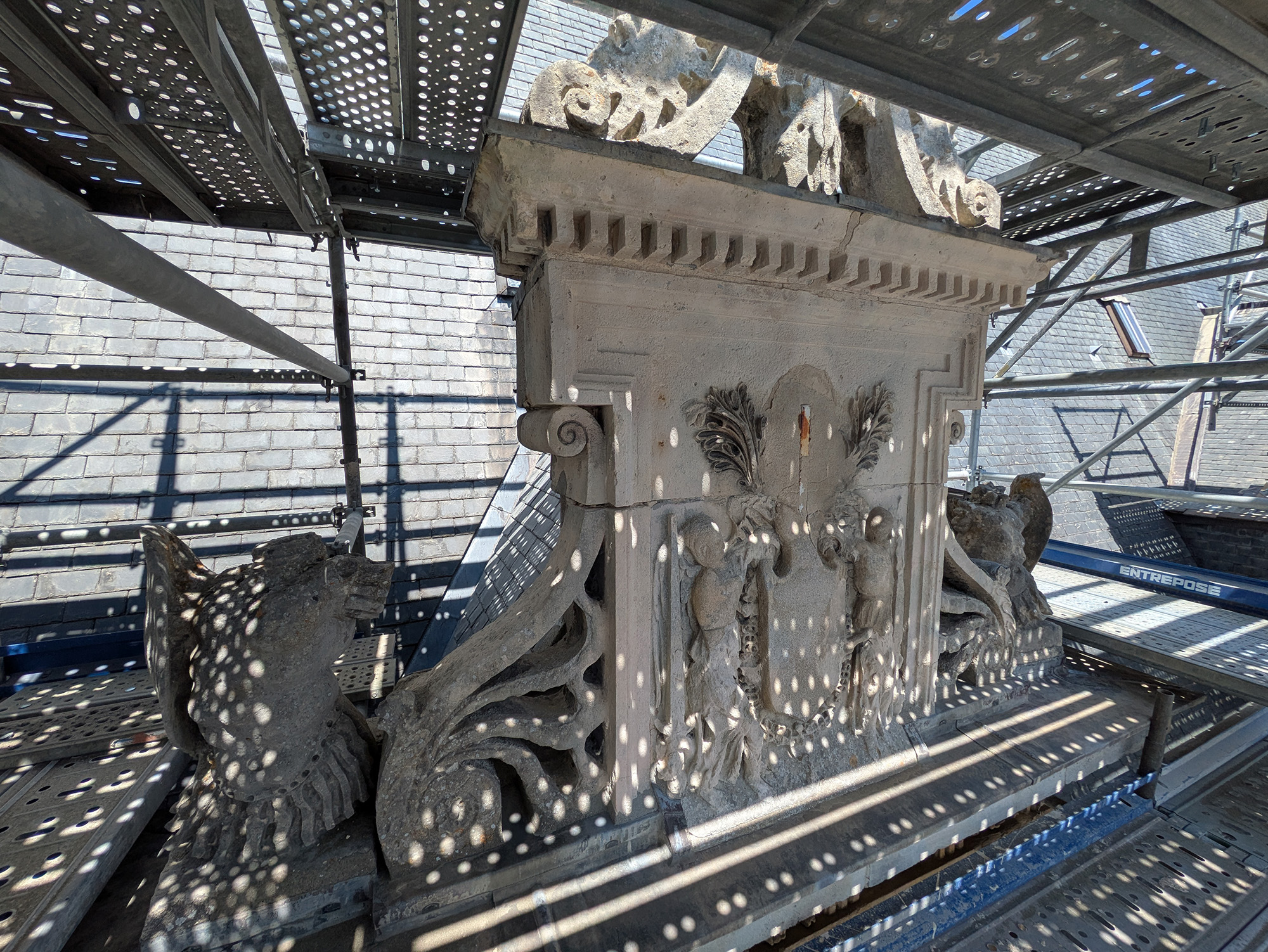 Château d'Ecouen, détails des sculptures d'une lucarne sur la façade nord (troisième phase du chantier). Sculptures à l'état d'origine.