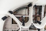 La lumière est réfléchie par des cassettes en aluminium fixées au plafond.