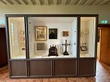 Vitrine d'une salle au premier étage