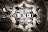 Les nouveaux luminaires conçus et fabriqués sur mesure sont installés.