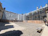 Château d'Ecouen deuxième et troisième phase (façades nord et ouest) du chantier. Echafaudage sur façade ouest en cours de démontage à gauche et échafaudage sur façade nord en cours de montage à droite.