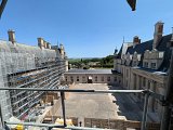 Château d'Ecouen, troisième phase (façades nord) du chantier. Echafaudage sur façade nord en cours de montage à gauche, façade sud restaurée à droite et façade est non restaurée au centre.