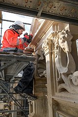 Château d'Ecouen deuxième phase (façade ouest) du chantier. Sculptures des lucarnes en cours de restauration par les tailleurs de pierre.