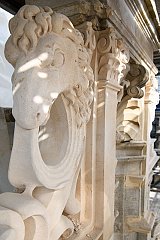 Château d'Ecouen deuxième phase (façade ouest) du chantier. Détail d'une sculpture restituée sur une lucarne restaurée.