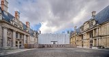 Château d'Ecouen deuxième phase (façade ouest) du chantier. Echafaudage sur façade ouest en cours de restauration, à gauche façade sud restaurée, à droite façade nord non restaurée.