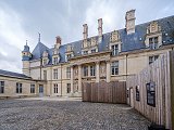 Château d'Ecouen deuxième phase du chantier (façade ouest). Zone de chantier de la façade ouest et vue sur façade sud restaurée
