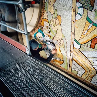 Reconstitution d'une zone lacunaire d'une partie du décor de mosaïque avec des tesselles de pâte de verre.