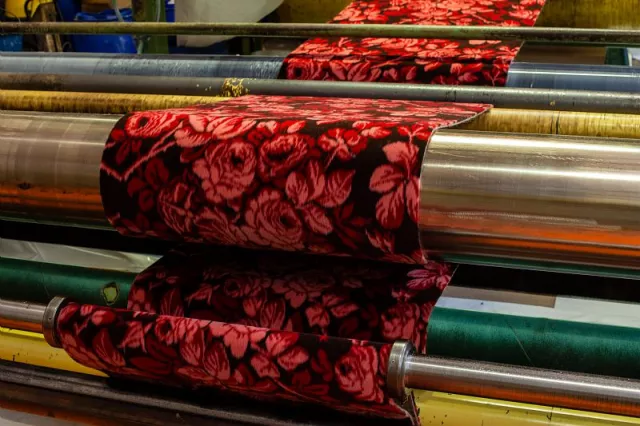 cette opération permet d'ouvrir chaque poil de laine et d'offrir une plus grande profondeur de coloris et le moelleux de la moquette.