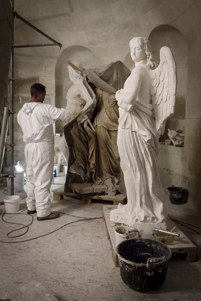 Après validation par l'architecte en chef des monuments historiques et la DRAC, responsable du contrôle scientifique et technique, le modèle de plâtre sera de nouveau moulé pour être réalisé en pierre reconstituée.