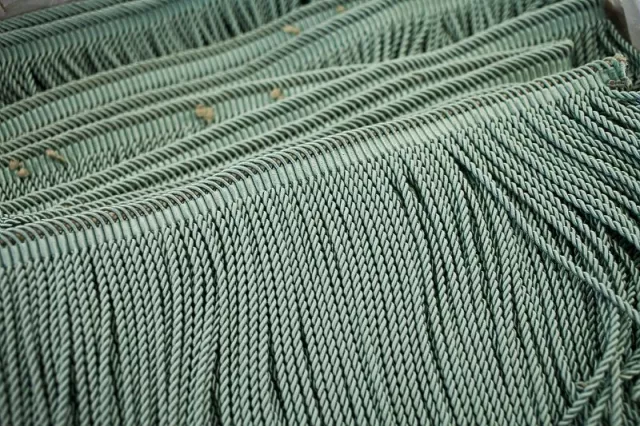Métrage de frange à tête ronde destiné aux canapés des salons ovales du théâtre, soit 20 m. Chaque brin de la frange est retordu sur un crochet, à la main.