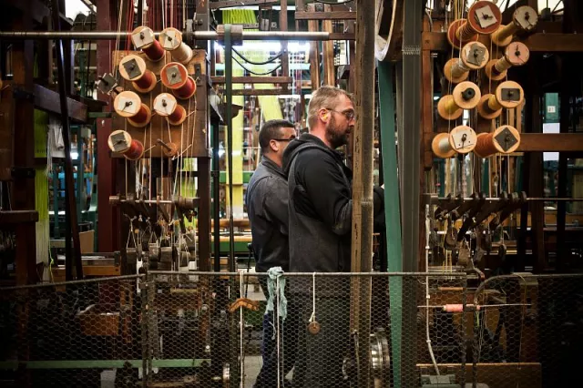 Les métiers à tisser les crêtes et galons sont continuellement inspectés pour surveiller les éventuels défauts ou les fils cassés. Pour les banquettes du parterre du théâtre, ce sont 420 m tissés mécaniquement après teinture spéciale des fils de soie qui ont été réalisés.