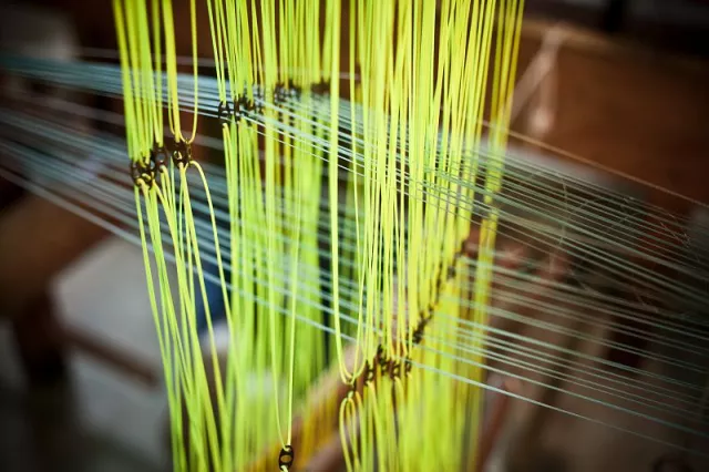 La séparation entre les deux nappes nécessite d'enfiler chaque fil dans un maillon de verre, dits lisses, qui permet de lever et baisser chaque fil et donc d'obtenir la croisure nécessaire au tissage. Chaque fil de soie est enfilé séparément.